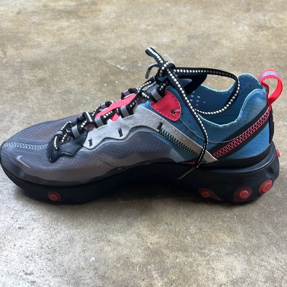 Nike React Element 87 in solar red and blue
Size: 6 - Picture 7 of 12